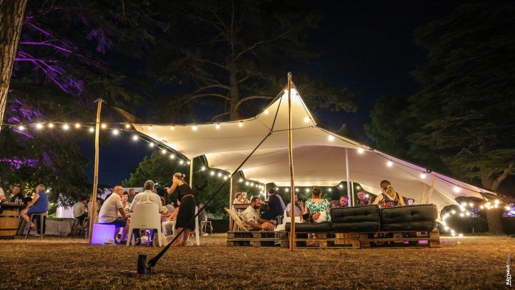 Nos solutions d’éclairage événementiel : Guirlandes guinguette (noires ou blanches), guirlandes échelonnées, ciel étoilé Lettres lumineuses géantes : LOVE, AMOUR… ou personnalisées Lanternes, photophores, bougies LED Spots LED autonomes, feux de table Supports et mâts pour installation en extérieur Mettez en lumière l’âme de votre événement.