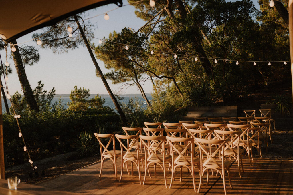 Confort événementiel Solutions de rafraîchissement, chauffage et sanitaires pour vos événements Event by Jimmy propose une gamme complète d’équipements pour assurer le confort de vos invités lors de vos événements en Occitanie. Brumisateurs et ventilateurs : ventilateurs brumisateurs mobiles, idéals pour rafraîchir les espaces extérieurs jusqu’à 10°C, avec réservoir intégré, faciles à déplacer grâce à leurs roues et poignées repliables. Chauffages : chauffages électriques ou au fioul adaptés aux tentes, chapiteaux et espaces ouverts, garantissant une température agréable quelles que soient les conditions météorologiques. Sanitaires mobiles : toilettes autonomes, toilettes sèches, urinoirs mobiles et douches, avec services de livraison, installation, entretien et vidange, pour une hygiène optimale sur vos sites événementiels.