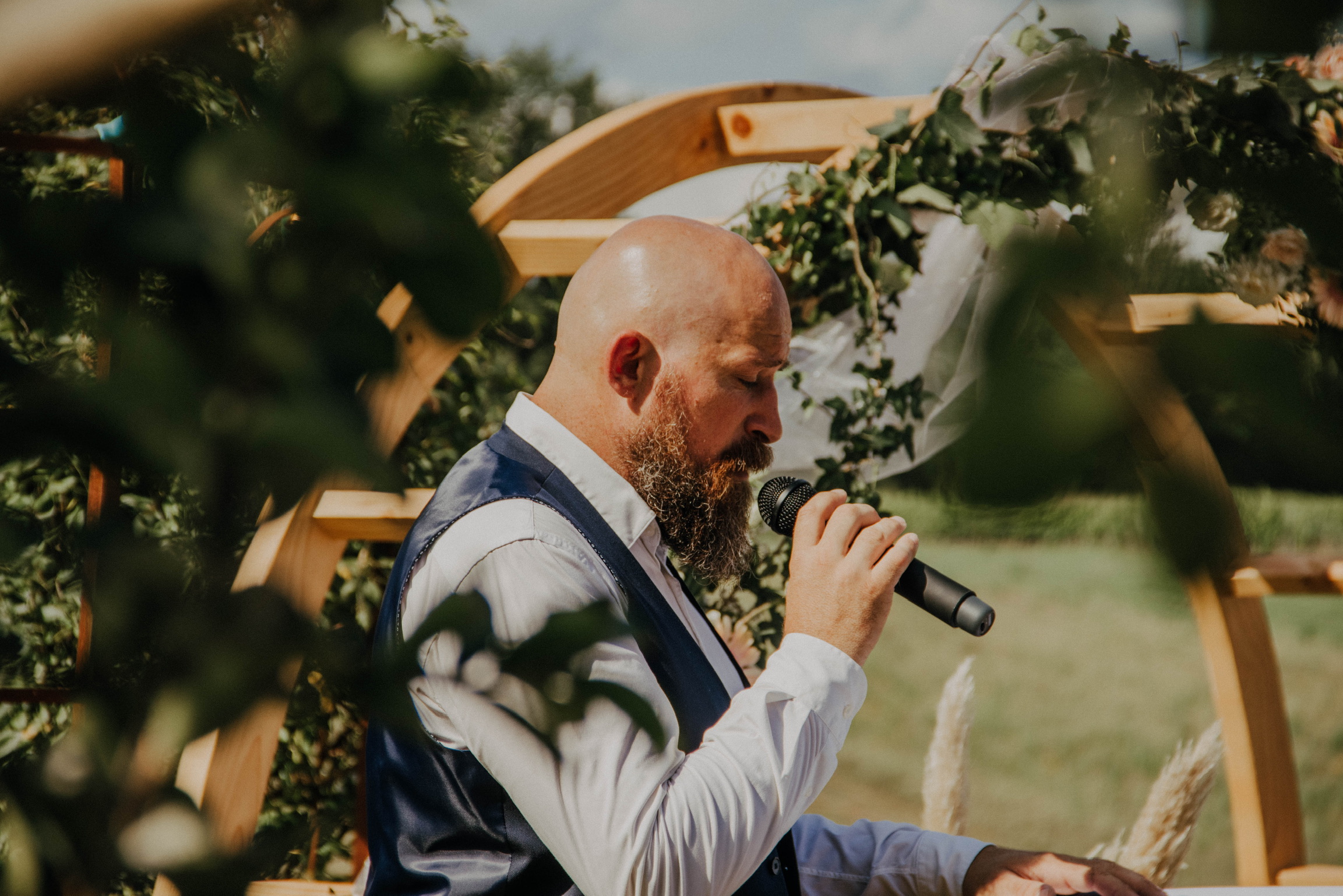 Chant Mariage, anniversaire, baptême ou fête familiale : donnez vie à vos plus beaux moments avec style et émotion.