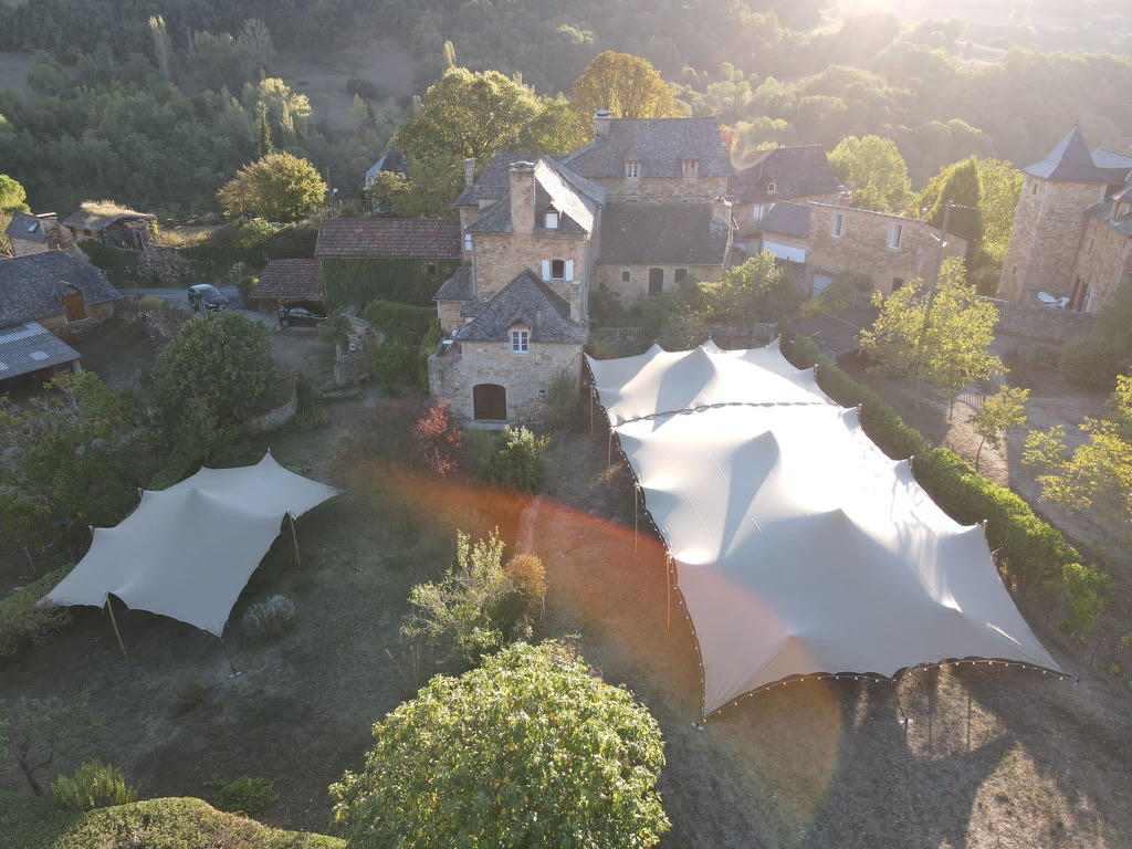 LOCATION OU VENTE TENTES & CHAPITEAUX Location de tentes et chapiteaux haut de gamme pour toutes vos réceptions, mariages, événements privés ou professionnels, en toute saison. Tentes stretch nomade Tentes Tipi Chapiteaux Barnums