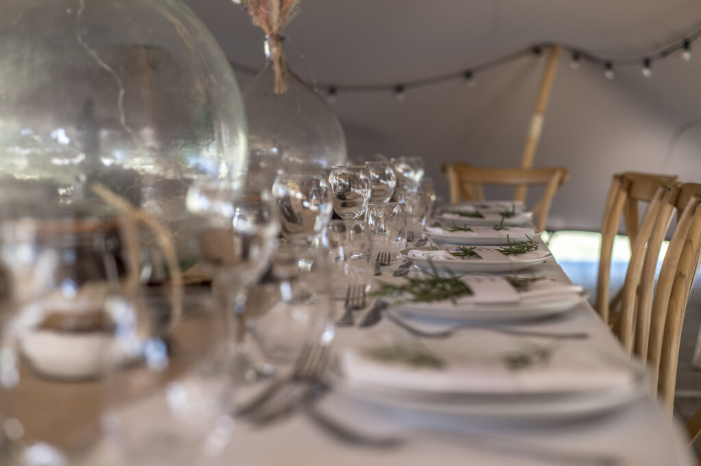 MOBILIER DE RÉCEPTION Event by Jimmy propose la location de mobilier événementiel en Occitanie, incluant chaises, tables, salons en rotin ou palettes, bars rustiques et pièces uniques de décoration. L’entreprise offre également des services d’accompagnement pour l’organisation d’événements, avec livraison, mise en place et conseils personnalisés. Assises Tables Bars Mobilier Déco & Pièces Uniques