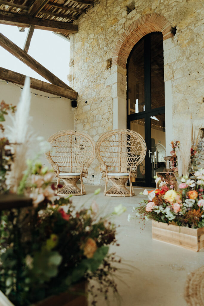 Décoration événementielle Proposez une gamme complète d’éléments décoratifs pour transformer vos événements. Des arches majestueuses aux détails raffinés, chaque pièce est sélectionnée pour créer une ambiance unique et mémorable. Arches : structures variées pour cérémonies et entrées Coussins, plaids, tapis : confort et style pour vos espaces lounge Décoration de table : verres, bougies, sets, cadres pour des tables élégantes Vases : designs divers pour sublimer vos compositions florales Voilages, rideaux, potelets : habillage de salle pour une atmosphère feutrée Boules à facettes : touche festive pour vos soirées dansantes
